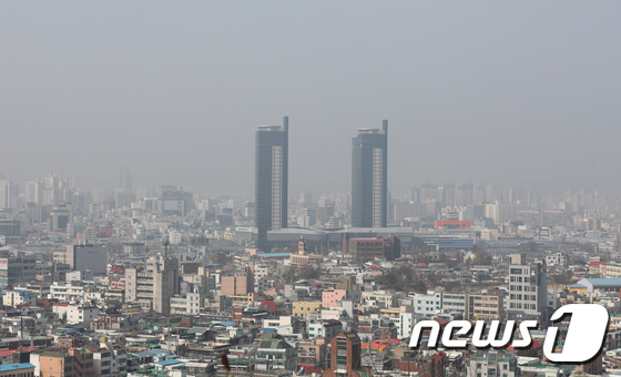28일 대전·충남엔 새벽부터 아침 사이 내륙을 중심으로 가시거리 1㎞ 미만의 안개가 낄 것으로 예보됐다. 대전시내가 안개로 뿌옇게 보이고 있다. © 뉴스1 김기태 기자
