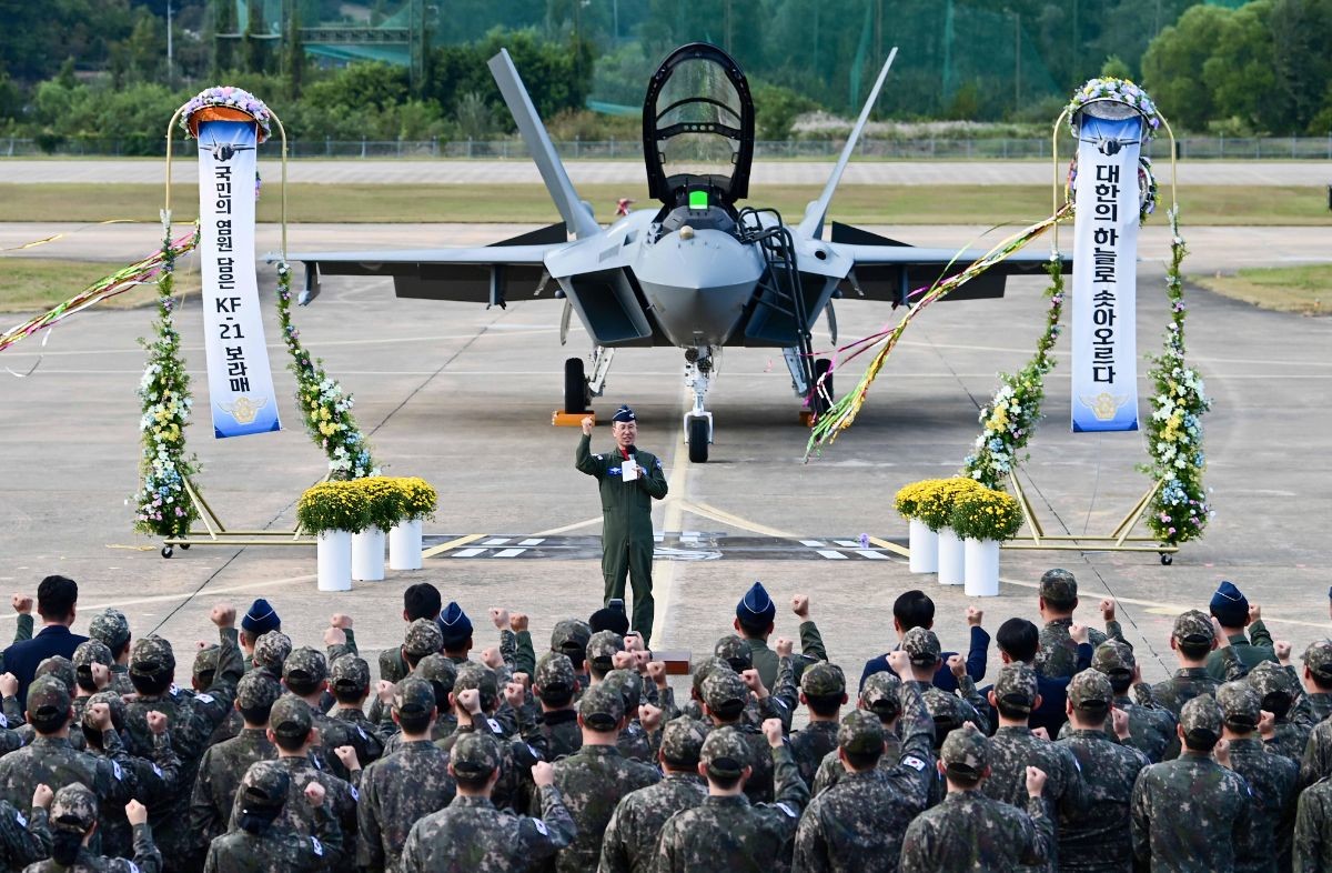 국산 전투기 KF-21 보라매 001호기가 22일 공군에 인도된 뒤 경남 사천기지에서 힘차게 이륙하고 있다. / 공군 제공