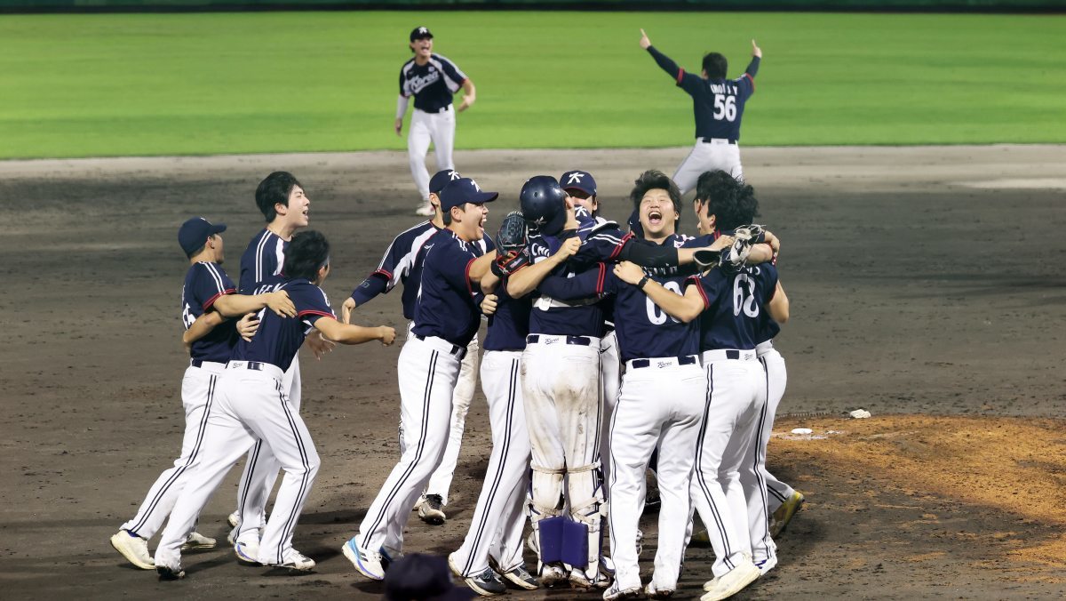 27일 일본 아이치현 도요하시 시민구장에서 열린 2026 아이치·나고야 아시안게임 결승 한국과 일본의 경기. 3대1로 금메달을 차지한 한국대표팀 선수들이 기뻐하고 있다. / 연합뉴스