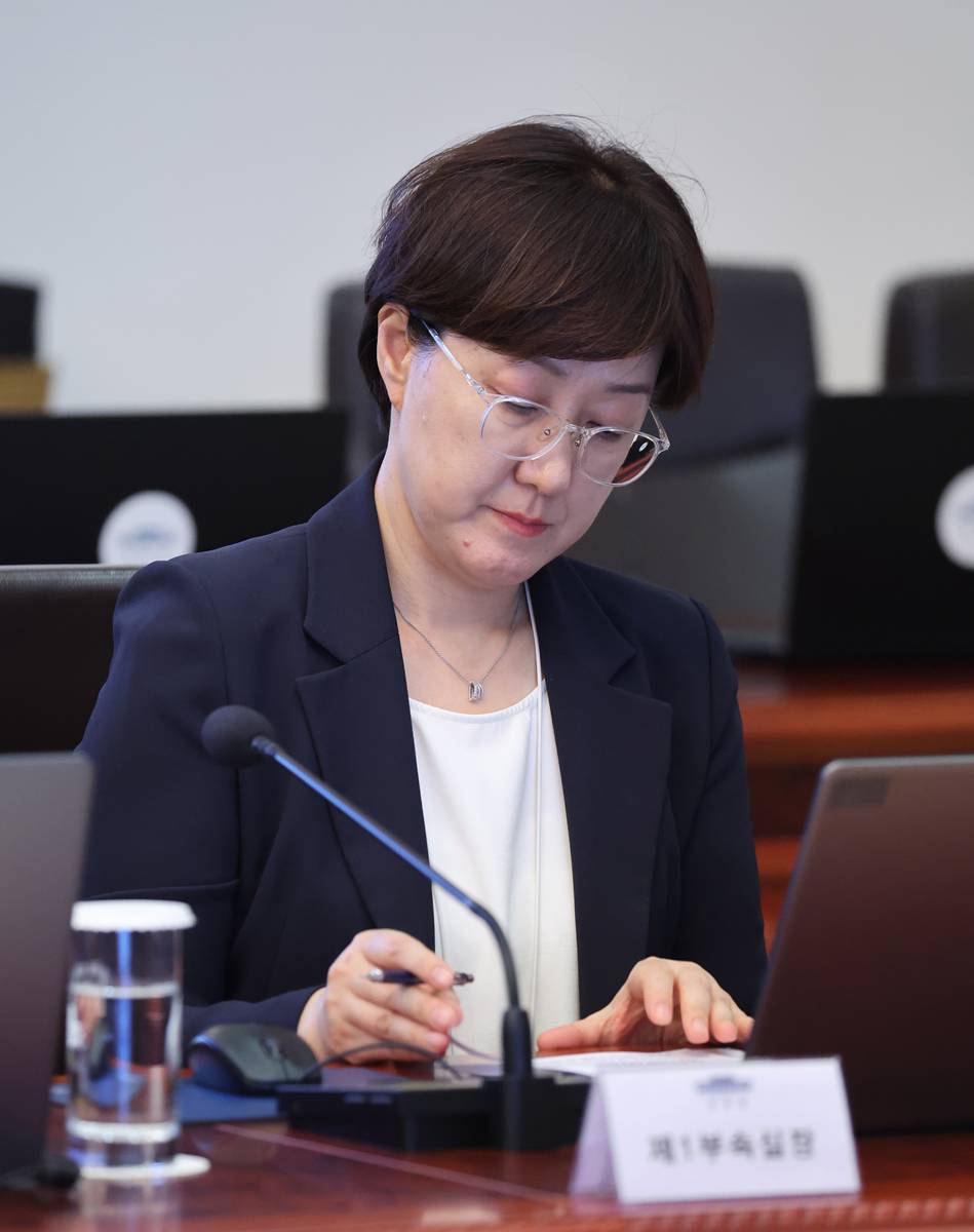김현지 제1부속실장이 지난 21일 청와대에서 열린 수석 보좌관 회의에 참석해 있다 / 뉴스1