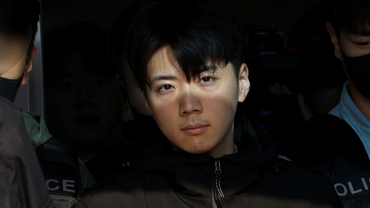여고생을 성범죄 목적으로 살해한 혐의 등으로 재판에 넘겨진 장윤기(23)가 지난 5월 검찰 송치를 위해 광주 서부경찰서를 나서고 있다. / 뉴스1
