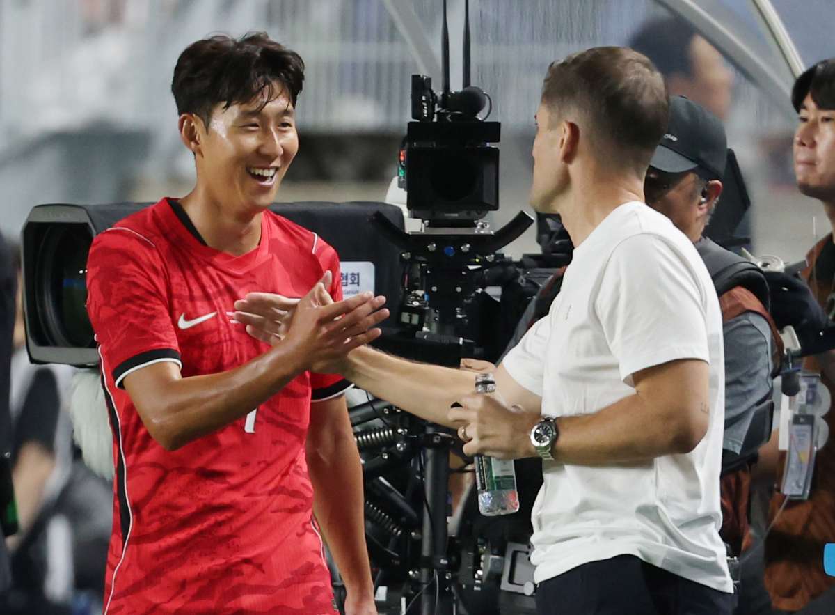 24일 경기 수원시 팔달구 수원월드컵경기장에서 열린 축구 국가대표 평가전 대한민국과 에콰도르의 경기, 손흥민이 교체 후 벤치로 향하며 로베르트 모레노 감독과 인사를 하고 있다. / 뉴스1