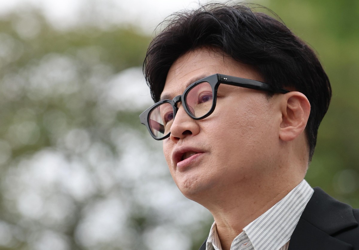 한동훈 무소속 의원이 24일 오후 서울 용산구 국방부 앞에서 기자회견을 열고 'DMZ 지뢰 폭발' 현장 조사를 촉구하는 1인 시위를 하고 있다. / 뉴스1