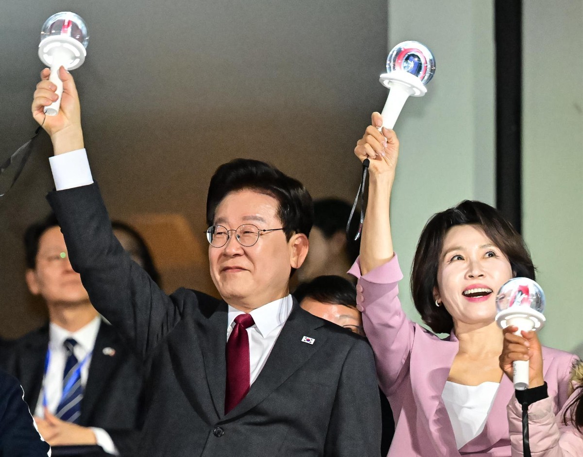 이재명 대통령이 25일(현지시각) 멕시코시티 GNP 스타디움에서 열린 스트레이시티 콘서트를 찾아 응원봉을 들고 인사하고 있다. / 뉴스1