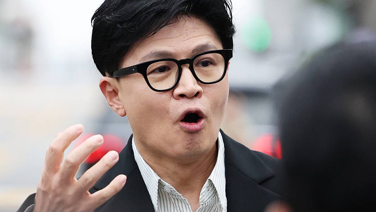 한동훈 무소속 의원이 지난 24일 오후 서울 용산구 국방부 앞에서 기자회견을 열고 'DMZ 지뢰 폭발' 현장 조사를 촉구하는 1인 시위를 하고 있다 / 뉴스1