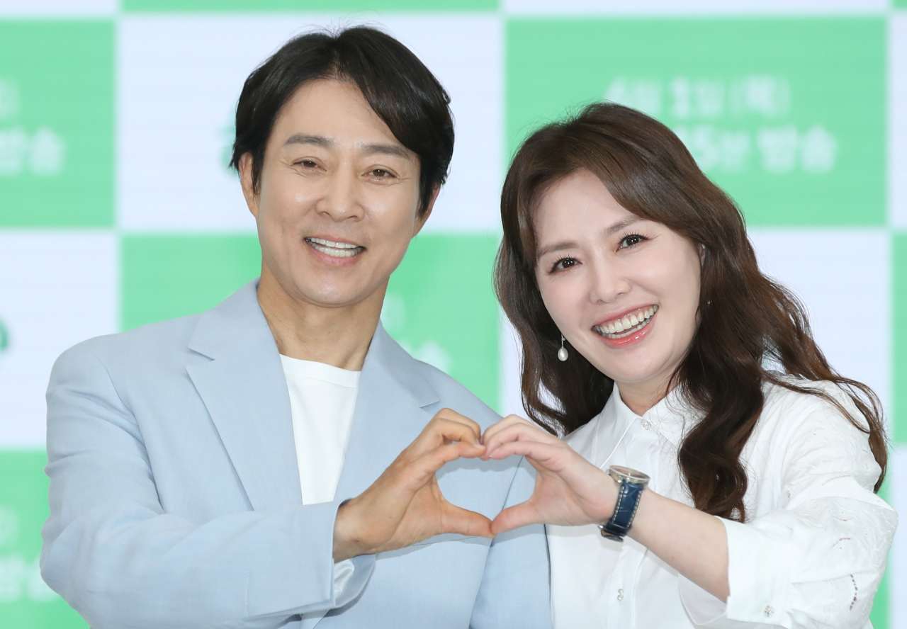 배우 최수종 하희라 부부가 2023년 5월 31일 오후 서울 영등포구 KBS본관에서 열린 '세컨 하우스2' 제작발표회에서 포즈를 취하고 있다. / 뉴스1