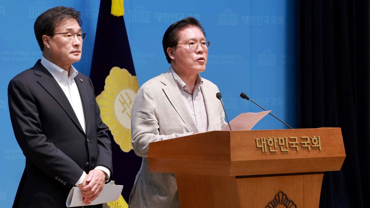 국회 외교통일위원장인 국민의힘 송석준 의원과 외통위 야당 간사인 국민의힘 김대식 의원이 27일 국회 소통관에서 최근 서부전선 비무장지대(DMZ)에서 발생한 지뢰 추정 폭발 사고와 관련해 정부 대응을 비판하고 있다. / 연합뉴스