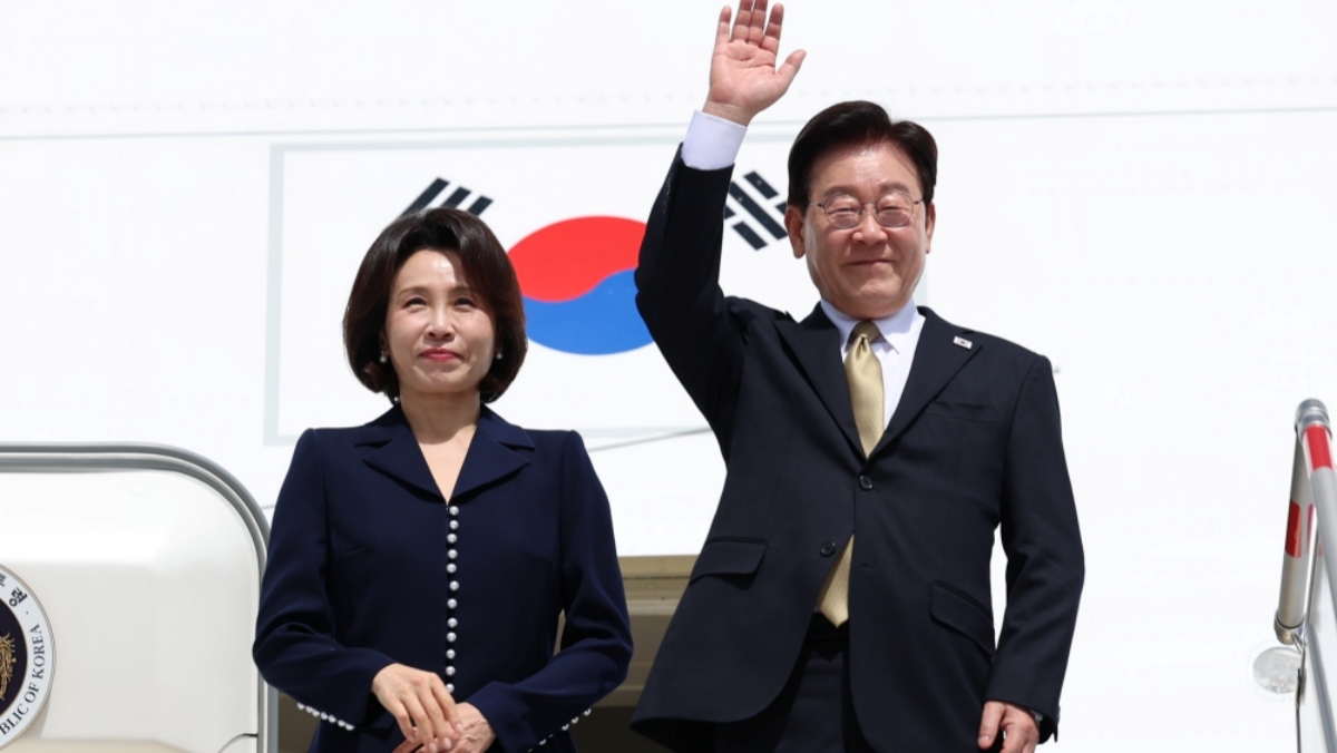 멕시코 국빈방문 일정을 마친 이재명 대통령과 김혜경 여사가 26일(현지시간) 멕시코 펠리페 앙헬레스 국제공항에서 환송객들에게 인사를 하고 있다. / 뉴스1