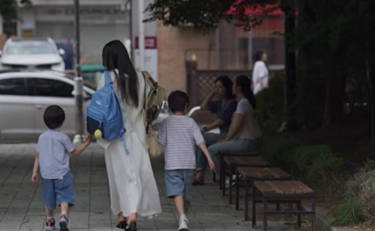친구가 바람피우는 동안 친구 자녀를 대신 하원시키는 여성. / 채널A ‘탐정들의 영업비밀’