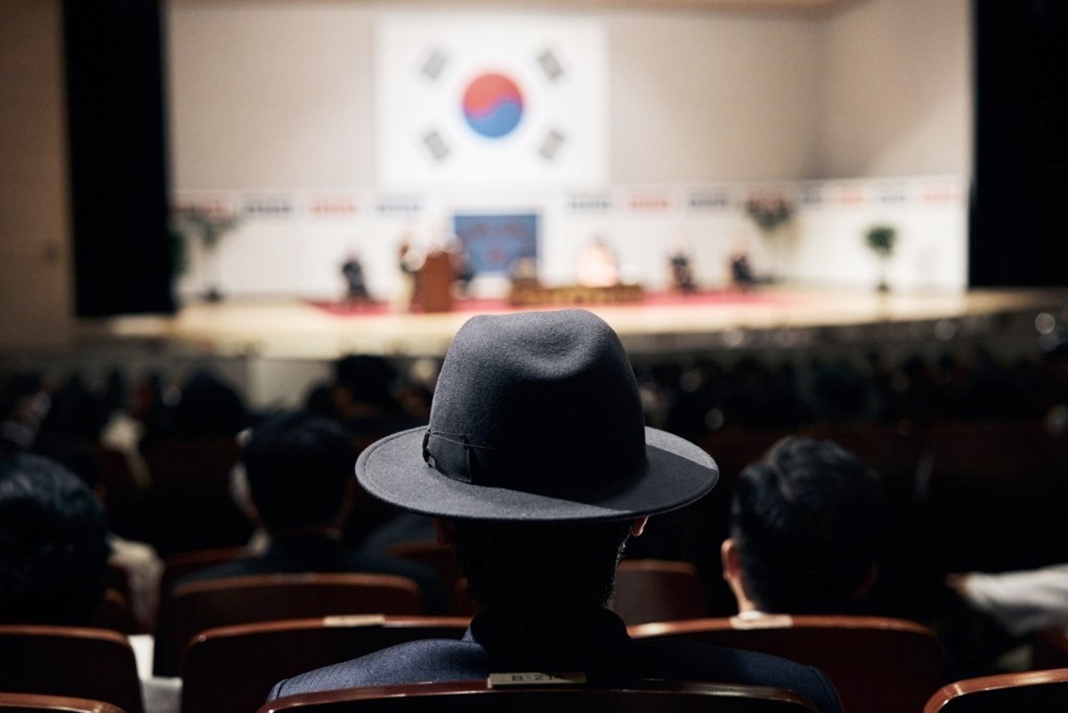 영화 '암살자(들)'의 한 장면. 영화 '암살자(들)'은 1974년 발생한 육영수 여사 피격 사건의 전말이 알려진 것과 다를 수 있다는 의문에서 출발하는 미스터리 추격극이다. / 하이브미디어코프 제공