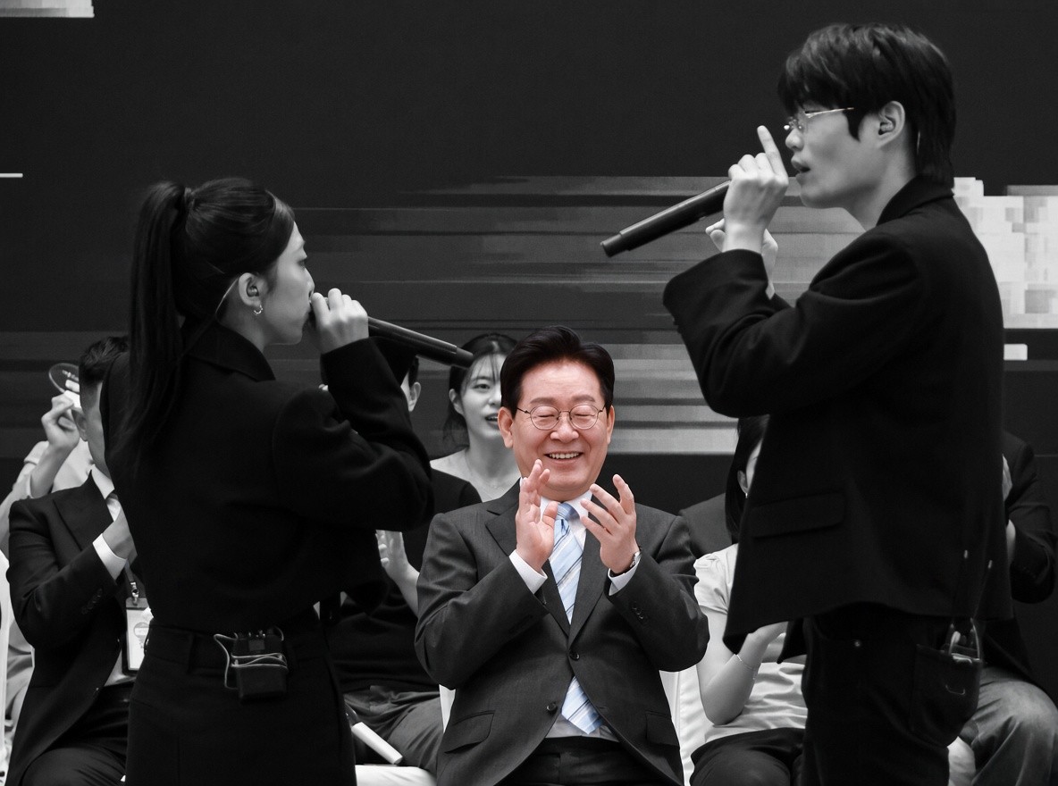 이재명 대통령이 19일 청와대 영빈관에서 열린 청년 오픈마이크에서 비트박스 그룹 비트펠라 하우스의 공연을 바라보고 있다. / 뉴스1 (청와대통신사진기자단)