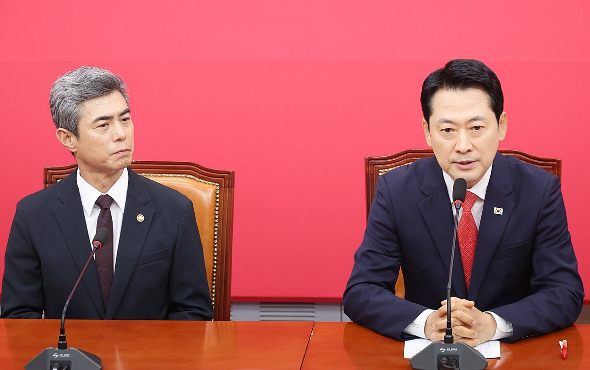 장동혁 국민의힘 대표가 28일 서울 여의도 국회에서 강신철 신임 국방부 장관을 접견하며 인사말을 하고 있다. 장 대표는 강 장관을 만나 최근 비무장지대(DMZ)에서 발생한 지뢰 추정 폭발 사고와 관련해