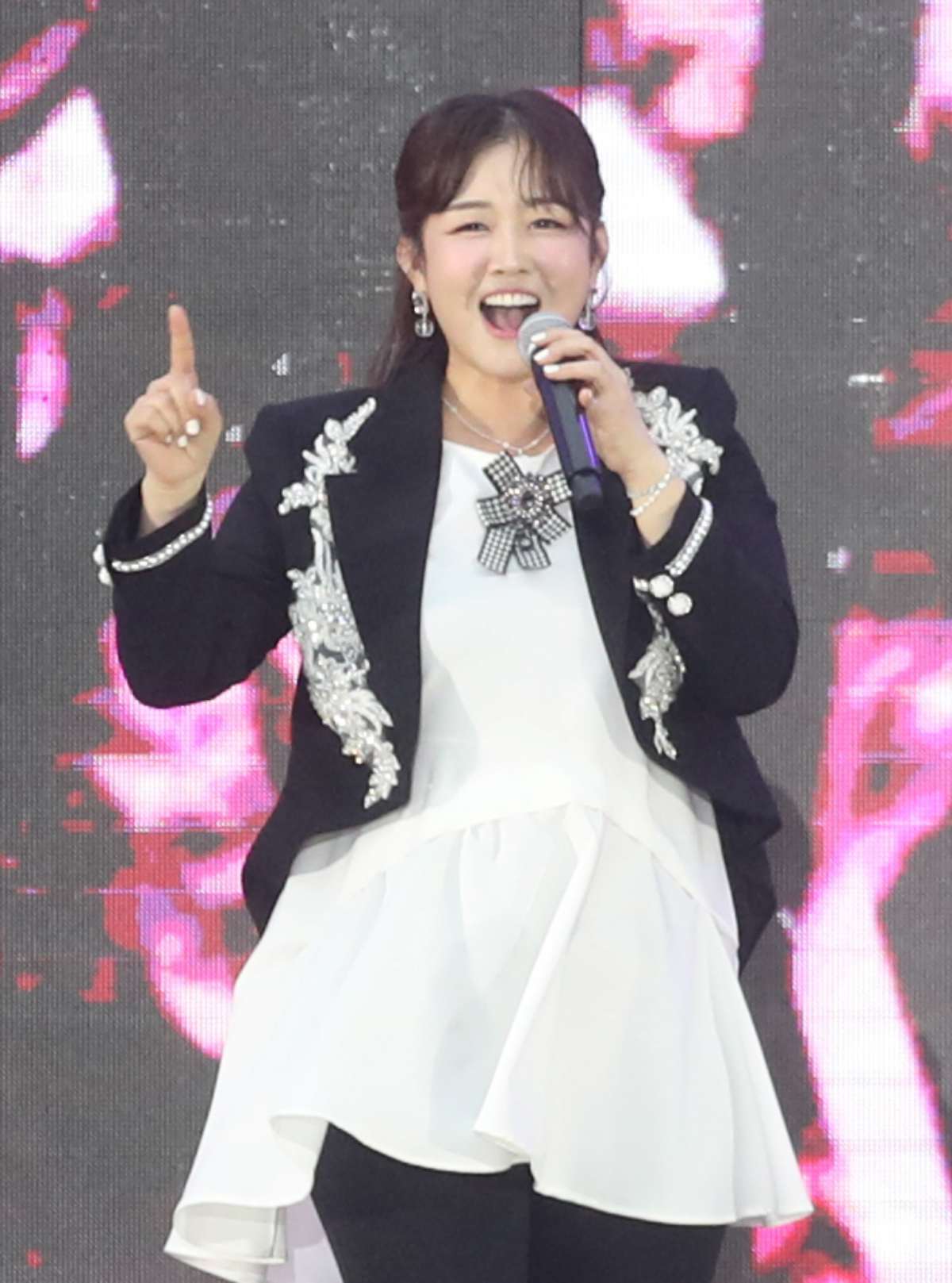 가수 정미애가 28일 오후 부산아시아드 보조경기장에서 열린 ‘2023 드림콘서트 트롯’에서 멋진 공연을 선보이고 있다. / 뉴스1