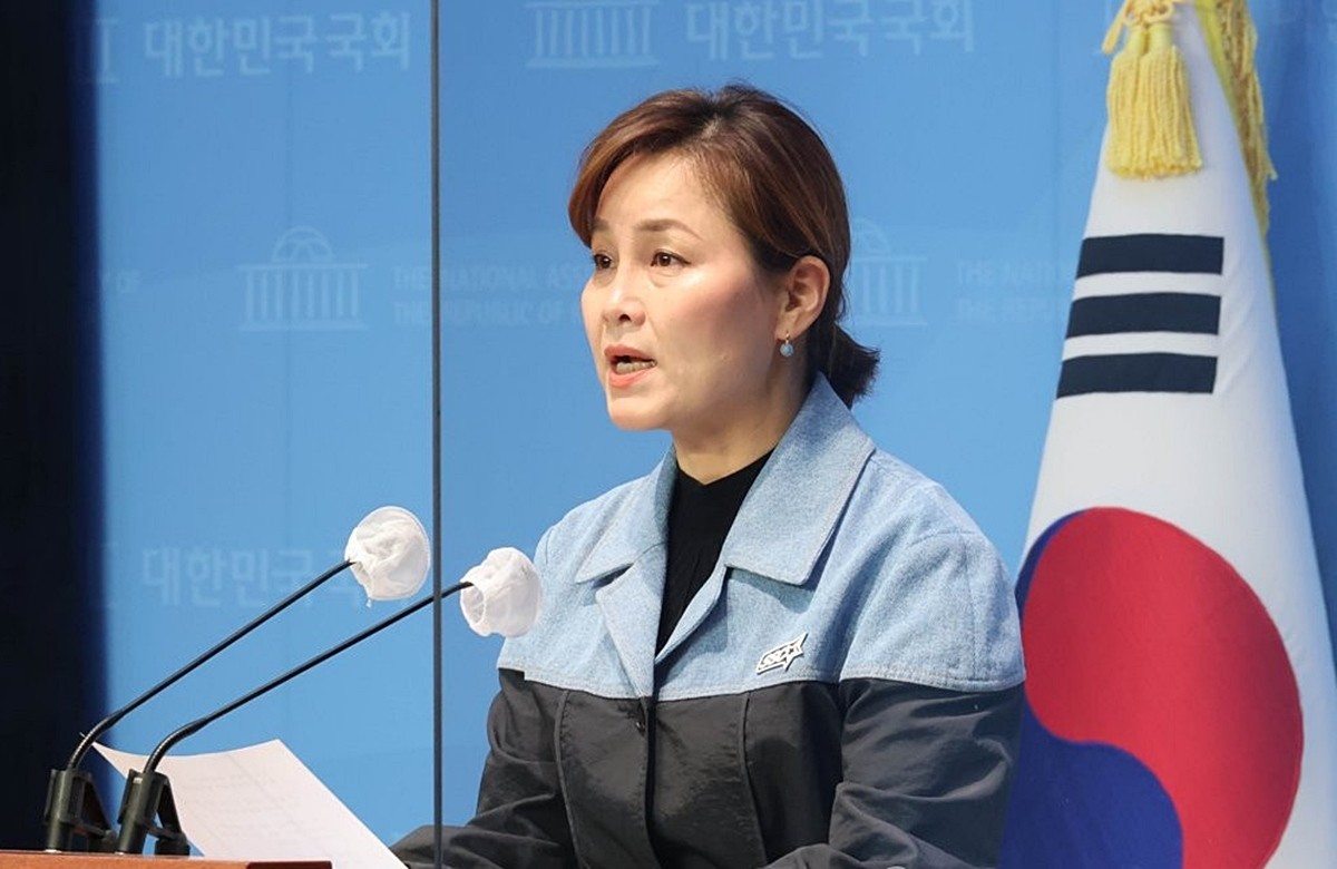 더불어민주당 임오경 의원. 기사 이해를 돕기 위한 자료 사진. 도박을 경험한 청소년들의 절반 가까이가 이미 초등학생 때 처음 도박을 접했다는 조사가 26일 나왔다. 국회 문화체육관광위원회 소속 더불어민주당 임오경 의원은 한국도박문제예방치유원으로부터 제출받은 '2025년 청소년 도박 실태조사' 내용을 26일 공개했다. 해당 조사에 따르면 도박을 경험한 청소년이 처음 도박을 접한 나이는 평균 12.5세인 것으로 나타났다. 9세 이하에 도박을 접한 비율은 14.0%, 10~12세가 33.1%로 초등학생 시기에 처음 도박을 접한 비율이 47.1%인 것으로 조사됐다. / 연합뉴스