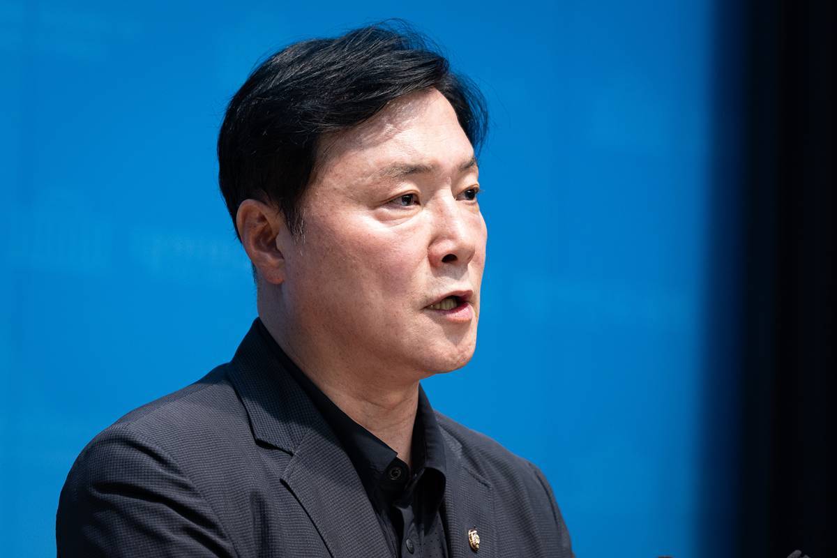 조계원 더불어민주당 대변인이 지난달 23일 서울 여의도 국회 소통관에서 북극항로 첫 시범운항 관련 브리핑을 하고 있다 / 뉴스1