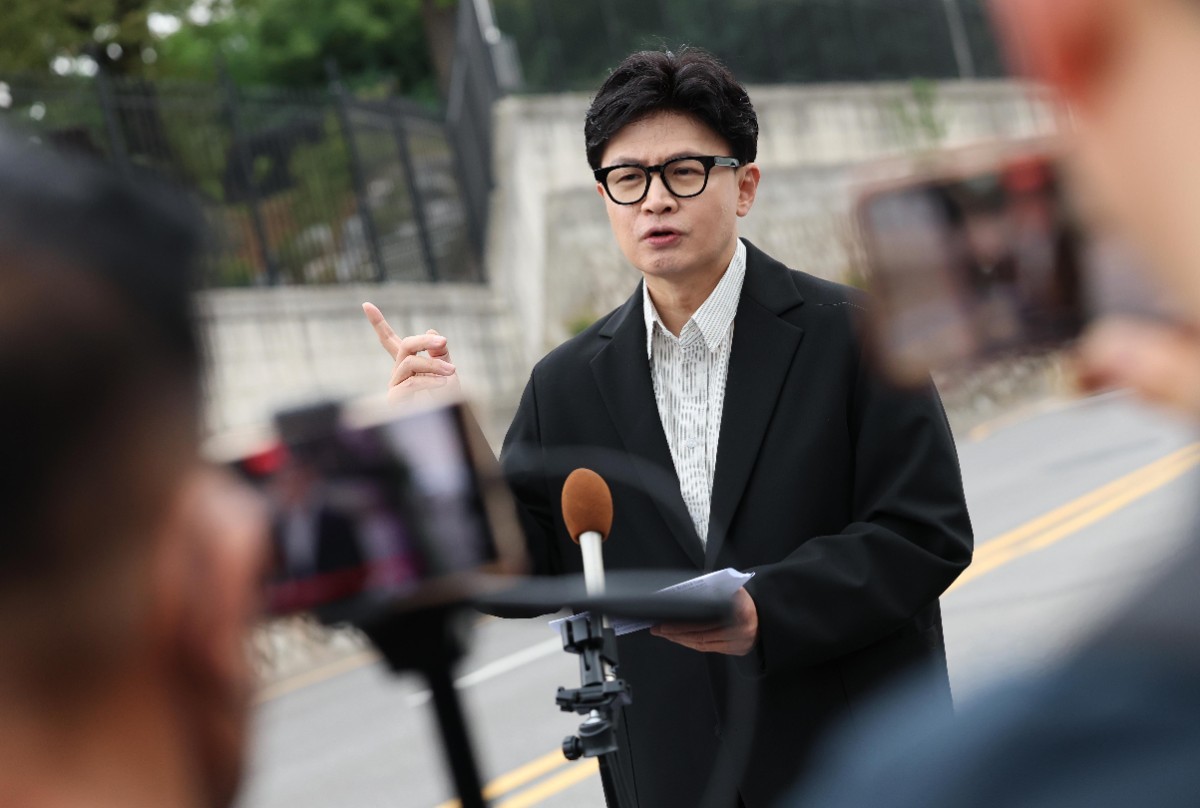 한동훈 무소속 의원이 24일 오후 서울 용산구 국방부 앞에서 기자회견을 열고 'DMZ 지뢰 폭발' 현장 조사를 촉구하는 1인 시위를 하고 있다. / 뉴스1