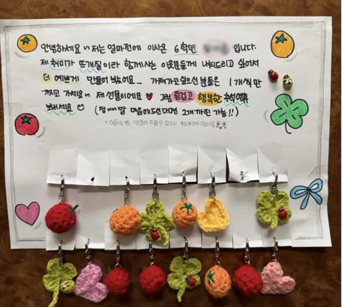 추석을 앞두고 한 초등학교 6학년 여학생이 직접 만든 손뜨개 키링이 아파트 엘리베이터에 부착된 모습 / 스레드