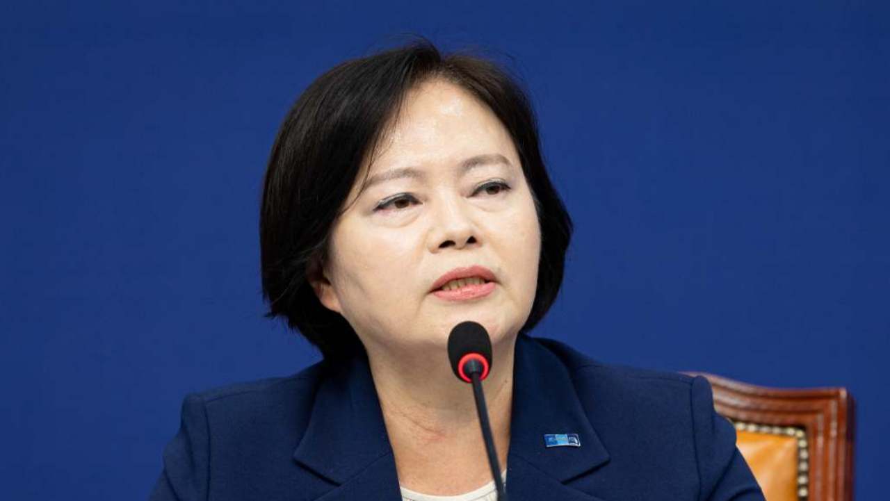 정춘생 조국혁신당 사무총장이 지난 13일 서울 여의도 국회에서 현안 관련 기자간담회를 하고 있다. / 뉴스1
