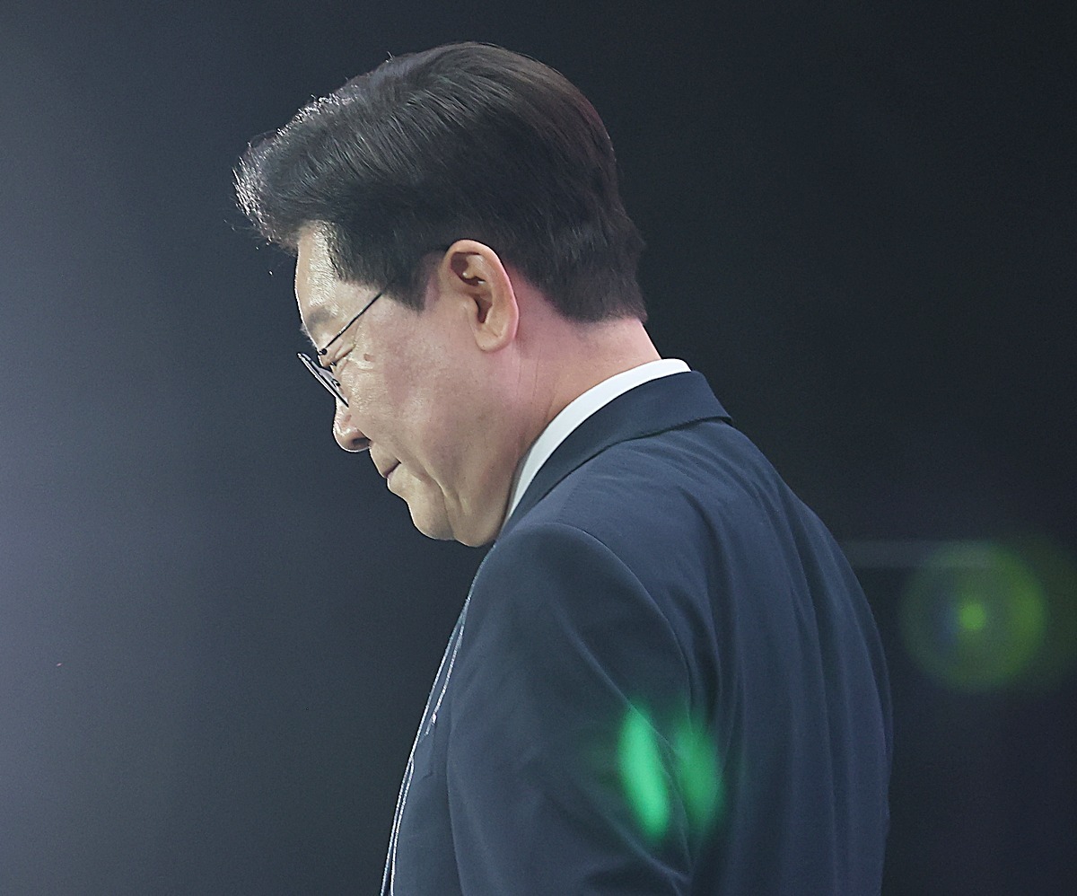 이재명 대통령이 28일 인천 송도에서 열린 제20회 세계한인의 날 기념식에서 기념사를 마친 후 단상을 내려가고 있다. 기사 이해를 돕기 위한 자료 사진. 장동혁 대표는 비무장지대(DMZ) 지뢰 폭발 사고와 관련해 이재명 대통령을 직격했다. 그러면서