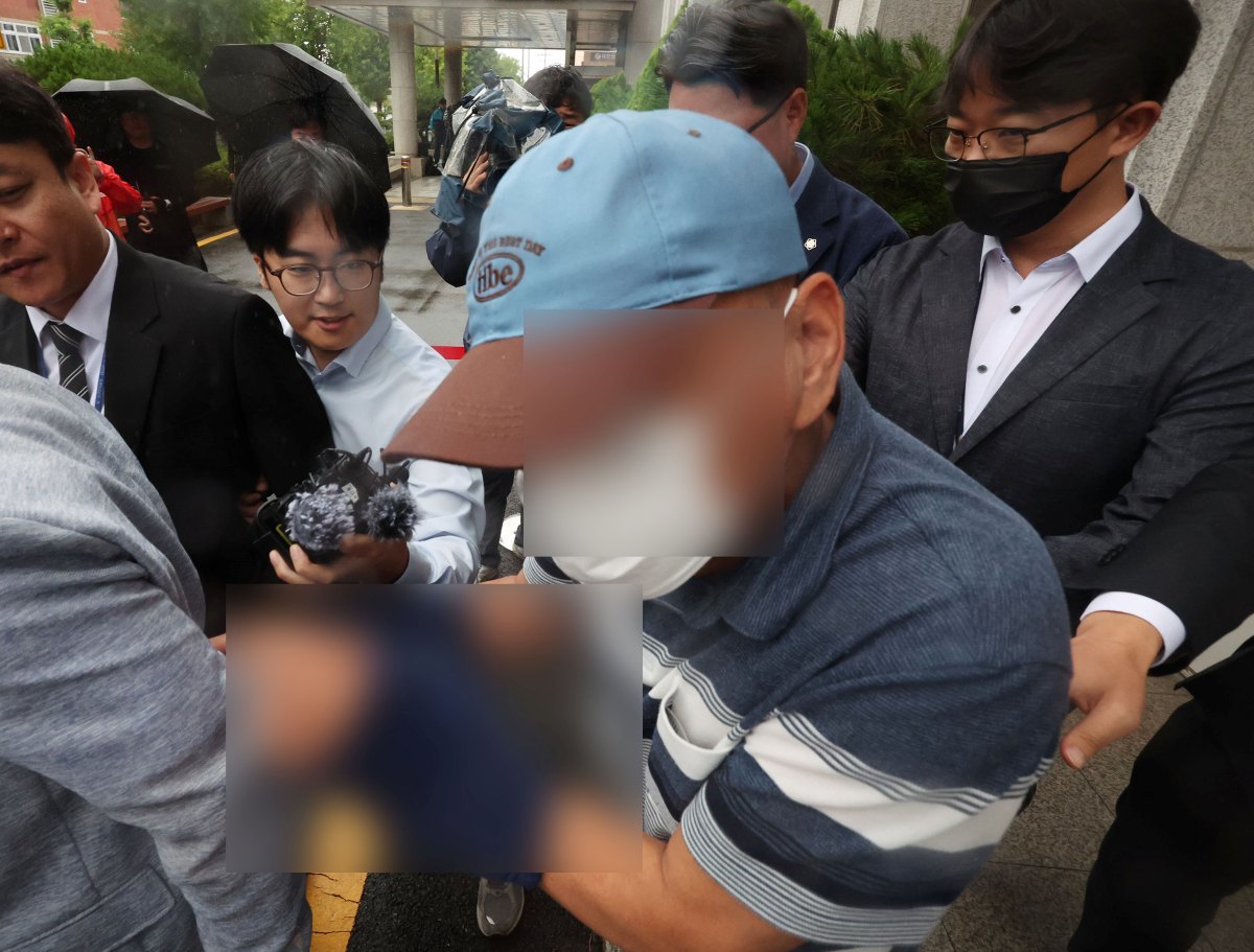 여고생 살해범 장윤기 사건과 관련해 공무상비밀누설 및 증거인멸 혐의를 받는 당시 광주 광산경찰서 강력팀장이 지난 7월 구속 전 피의자 심문(영장실질심사)을 마친 뒤 법정을 나서고 있다. / 뉴스1