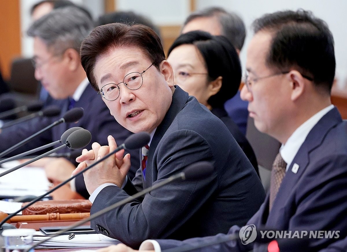 이재명 대통령이 29일 청와대에서 열린 국무회의에서 발언하고 있다. 기사 이해를 돕기 위한 자료 사진. 이 대통령은 최근 비무장지대(DMZ)에서 발생한 지뢰 추정 폭발 사고와 관련해