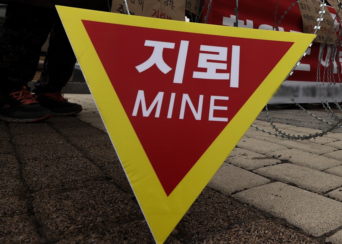 기사 내용과 직접적인 관련이 없는 자료 사진. 더불어민주당 5선 중진인 박지원 의원은 비무장지대(DMZ) 지뢰 폭발 사고, 우크라이나 북한 포로 송환 사안에 대한 이재명 정부의 미온적 대처를 비판하며 구체적인 설명을 요구했다. / 연합뉴스