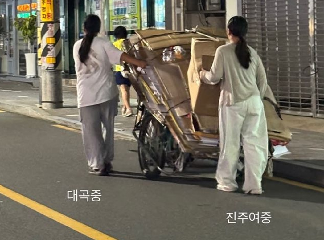 두 여중생이 폐지가 실린 리어카를 끌며 노인을 도와 고물상까지 동행하고 있는 모습 / SNS