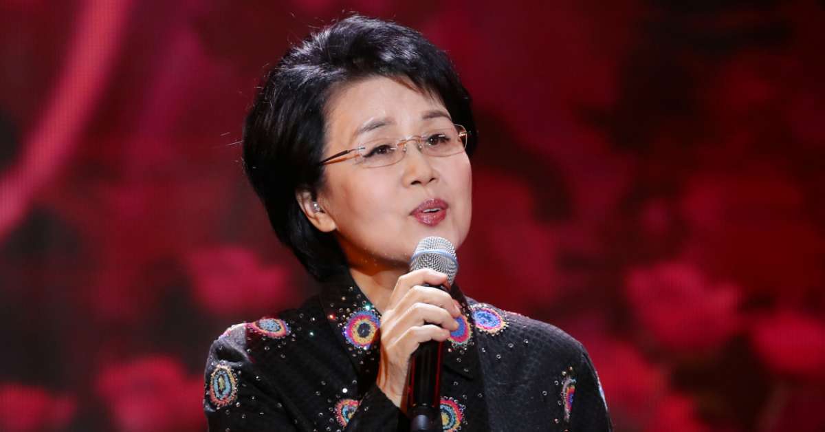 가수 심수봉이 서울 마포구 상암동 SBS 프리즘타워에서 열린 '트롯뮤직어워즈 2024'에서 화려한 무대를 선보이고 있다. / 뉴스1