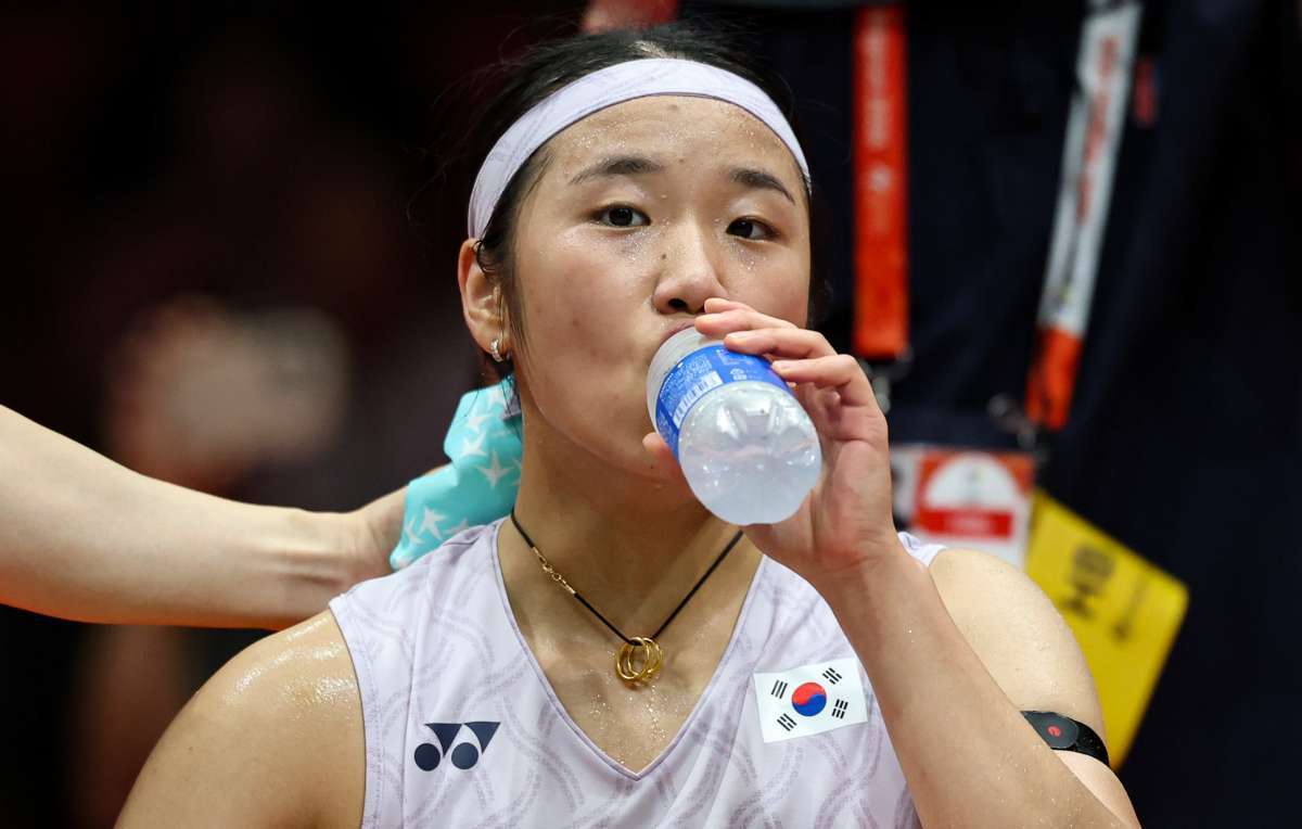 지난 23일 일본 아이치현 이치노미야시립 종합체육관에서 열린 2026 아이치·나고야 아시안게임 배드민턴 여자 단체 준결승 대한민국과 일본의 경기, 대한민국 안세영이 야마구치 아카네와 단식에서 음료를 마시고 있다. / 뉴스1