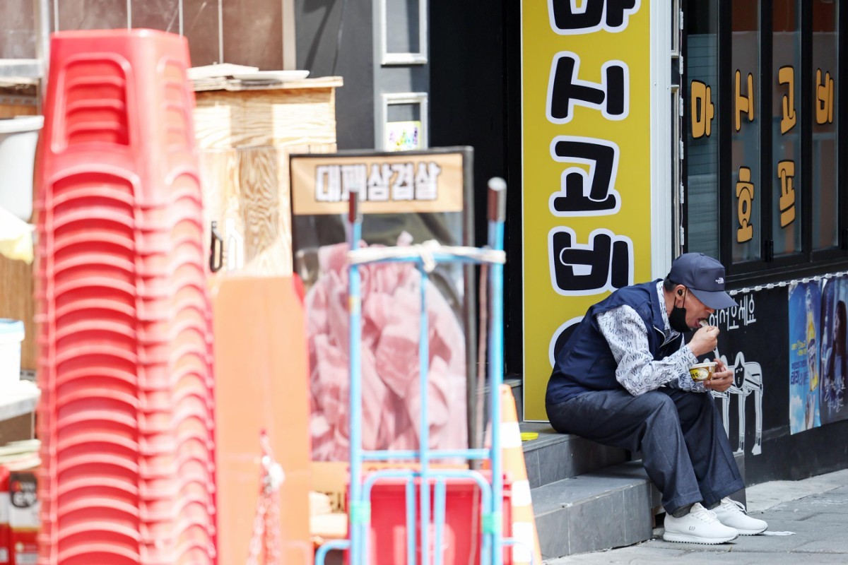 서울 종로구 탑골공원 인근 골목에서 한 어르신이 간편 죽으로 끼니를 때우고 있다. / 뉴스1