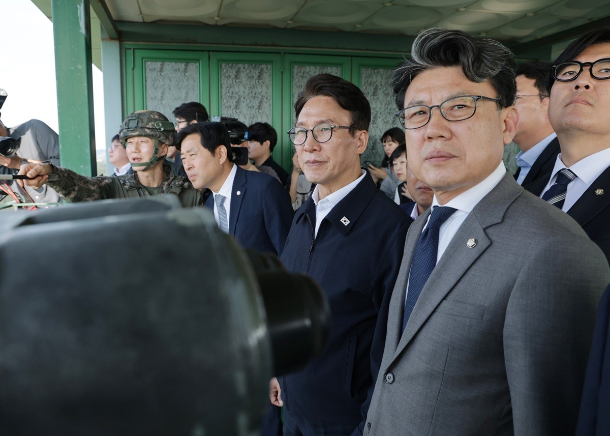 김민석 더불어민주당 대표와 진성준 국회 국방위원장(오른쪽)을 비롯한 국방위원들이 지뢰 추정 폭발 사고가 발생한 25사단 전망대에서 현장을 바라보고 있다. 진성준 위원장은 최근 비무장지대(DMZ)에서 발생한 지뢰 추정 폭발 사고에 대해