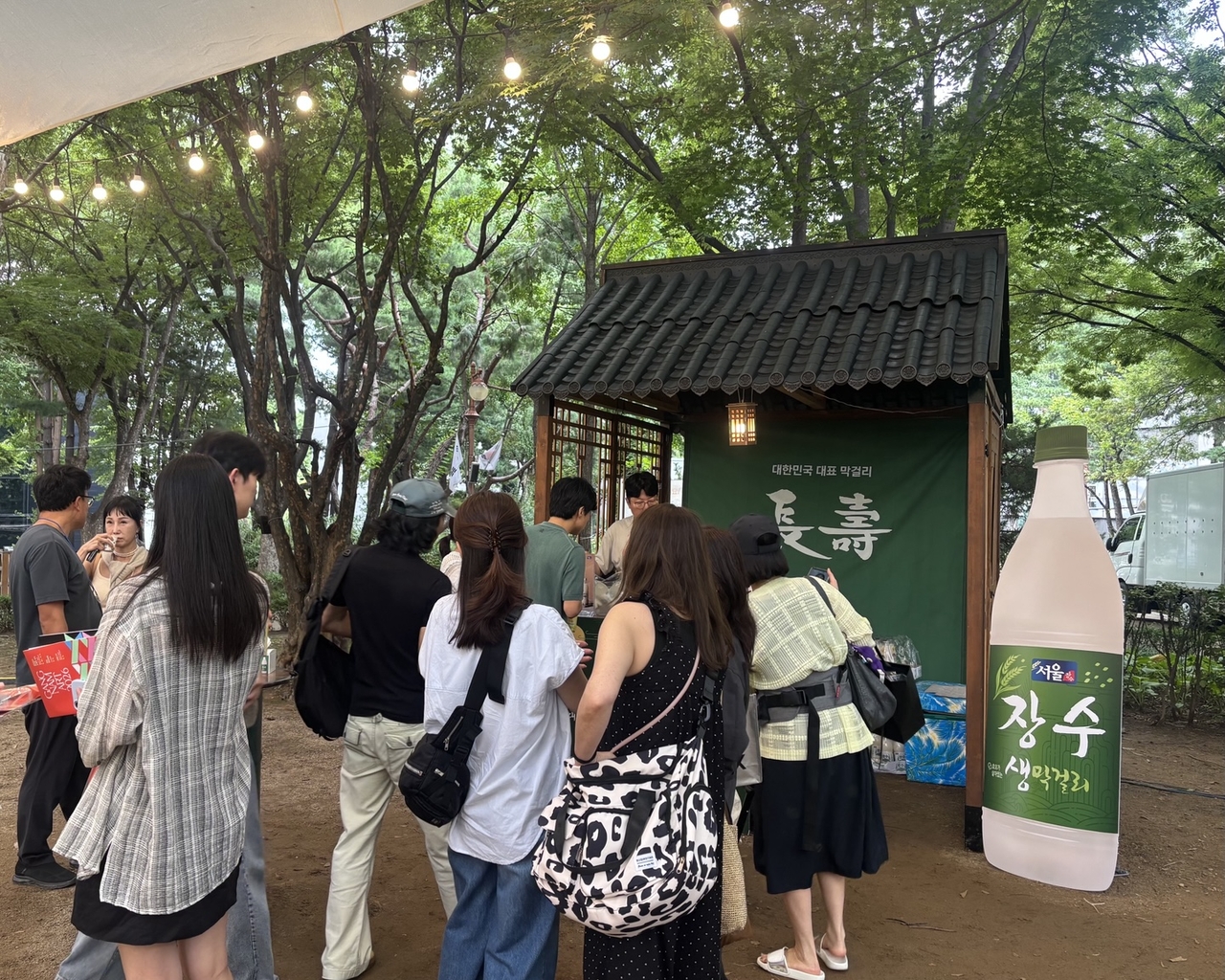 강남구 도산공원에서 열린 ‘강남아트살롱’에서 방문객들이 서울장수 부스를 찾아 시음을 기다리고 있다. [서울장수 제공]