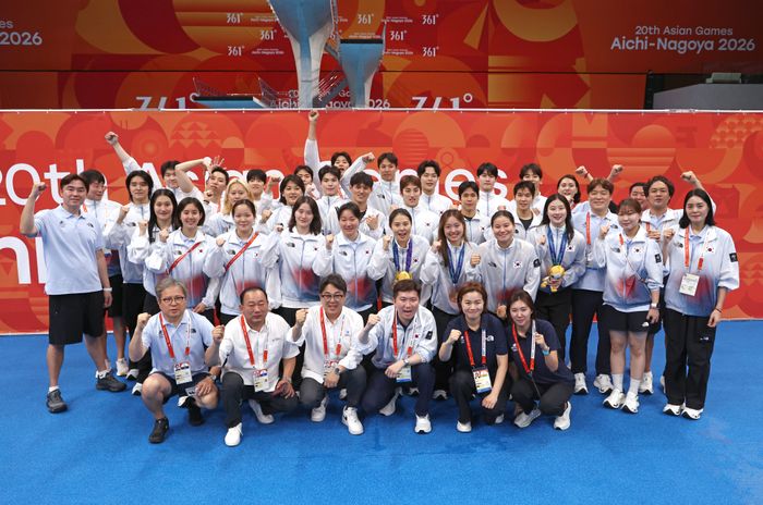 2026 아이치·나고야 아시안게임 수영 경영 종목 경기를 마친 선수단과 유승민 대한체육회장이 25일 오후(현지시각) 일본 도쿄도 고토구 도쿄아쿠아틱스센터에서 기념촬영을 하고 있다. ⓒ 뉴시스