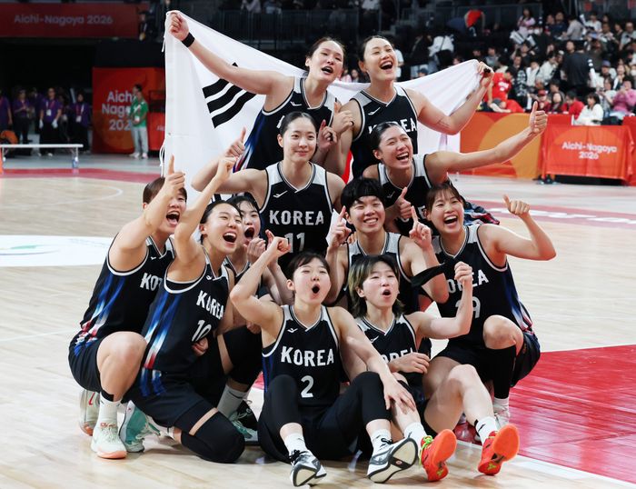 26일 오후 일본 아이치현 나고야시에서 열린 2026 아이치·나고야 아시안게임 여자 농구 결승 한국과 일본의 경기서 75-70으로 일본을 꺾고 금메달을 확정지은 한국 선수들이 기념촬영을 하고 있다. ⓒ 뉴시스