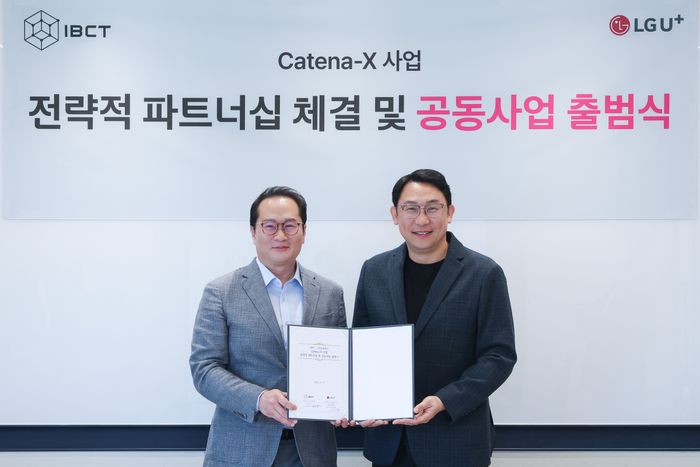 서울 용산구 LG유플러스 용산사옥에서 열린 ‘카테나-X 사업 전략적 파트너십 체결 및 공동사업 출범식’에서 권근섭 LG유플러스 고객그룹담당(오른쪽)과 이정륜 IBCT 대표가 기념사진을 촬영하고 있는 모습.ⓒLG유플러스