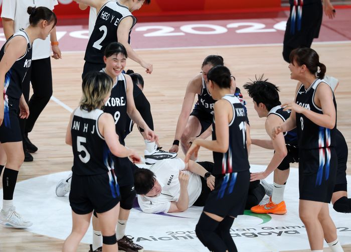 26일 오후 일본 아이치현 나고야시에서 열린 2026 아이치·나고야 아시안게임 여자 농구 결승 한국과 일본의 경기서 75-70으로 일본을 꺾고 금메달을 확정지은 한국 선수들이 박수호 감독을 헹가래 친 후 발로 밟고 있다. ⓒ 뉴시스