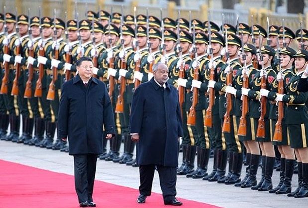 2017년 11월23일 중국 베이징 인민대회당에서 시진핑(왼쪽) 국가주석과 중국을 국빈 방문한 이스마일 오마르 겔레 지부티 대통령이 인민해방군 의장대를 사열하고 있다. ⓒ 차이나데일리/연합뉴스