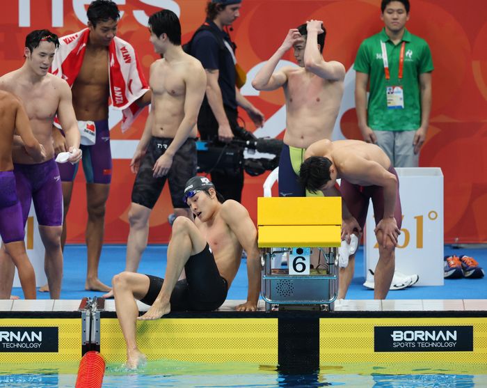 24일 오후 일본 도쿄도 고토구 도쿄아쿠아틱스센터에서 열린 2026 아이치·나고야 아시안게임 남자 계영 400m에서 은메달을 차지한 황선우, 김지훈, 양재훈, 김영범이 아쉬워 하고 있다. ⓒ 뉴시스