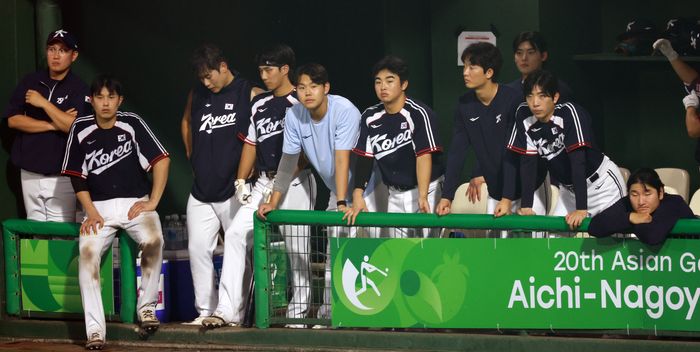 25일 오후 일본 아이치현 도요하시 시민구장에서 열린 2026 아이치·나고야 아시안게임 남자 야구 슈퍼라운드 1차전 한국과 일본의 경기서 패색이 짙은 8회말 한국 선수들이 굳은 표정을 짓고 있다. ⓒ 뉴시스