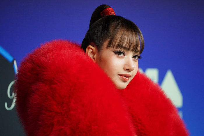 블랙핑크 멤버 겸 솔로가수 리사가 27일(현지시간) 로스앤젤레스(LA) 피콕 극장에서 열린 MTV 비디오 뮤직 어워즈 레드카펫을 밟고 있다. ⓒAP/뉴시스