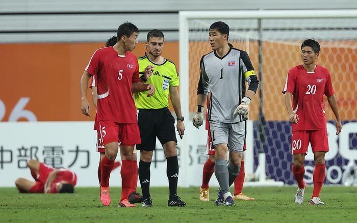 26일 일본 아이치현 도요타 스타디움에서 열린 2026 아이치·나고야 아시안게임 축구 8강 북한과 일본의 경기서 북한 선수들이 심판 판정에 항의하고 있다. ⓒ 연합뉴스