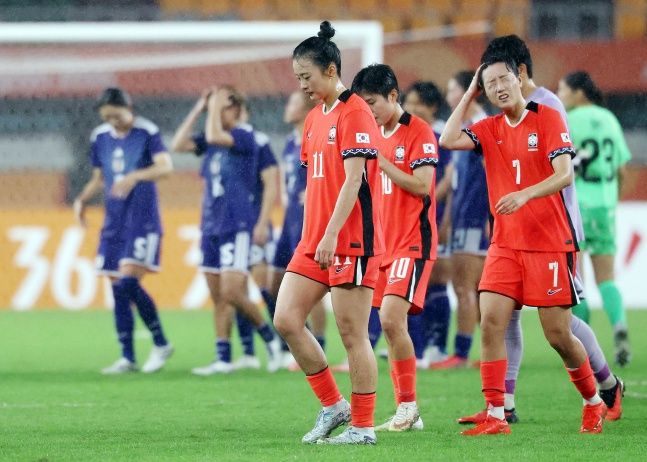 준결승에서 일본에 패한 한국 여자축구대표팀. ⓒ 뉴시스