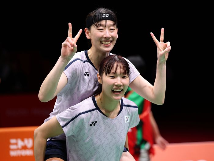 29일(현지시각) 일본 아이치현 이치노미야시립 종합체육관에서 열린 2026 아이치·나고야 아시안게임 배드민턴 여자 복식 결승전에서 금메달을 획득한 한국 이소희와 백하나가 기뻐하고 있다. ⓒ 뉴시스
