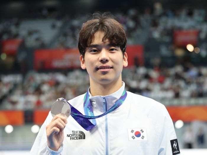 25일 오후 일본 도쿄도 고토구 도쿄아쿠아틱스센터에서 열린 2026 아이치·나고야 아시안게임 경영 남자 배영 200m 결선에서 은메달을 차지한 한국 이주호가 기뻐하고 있다. ⓒ 뉴시스