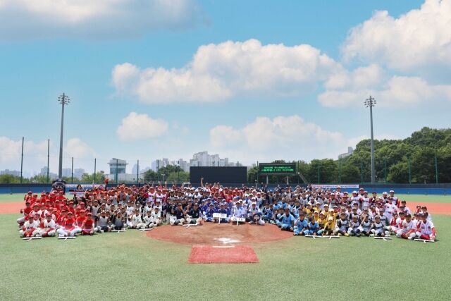 두산 베어스는 18일 키움 히어로즈와 홈 경기에 앞서 '2026 두산베어스기 어린이야구대회' 시상식을 진행했다./두산 베어스 제공