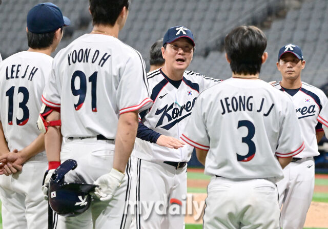 2026년 9월 17일 오후 서울 고척스카이돔에서 열린 '2026 아이치 나고야 아시안게임' 야구대표팀 평가전, 대한민국과 상무의 경기. 류지현 감독이 선수들과 이야기를 나누고 있다./마이데일리