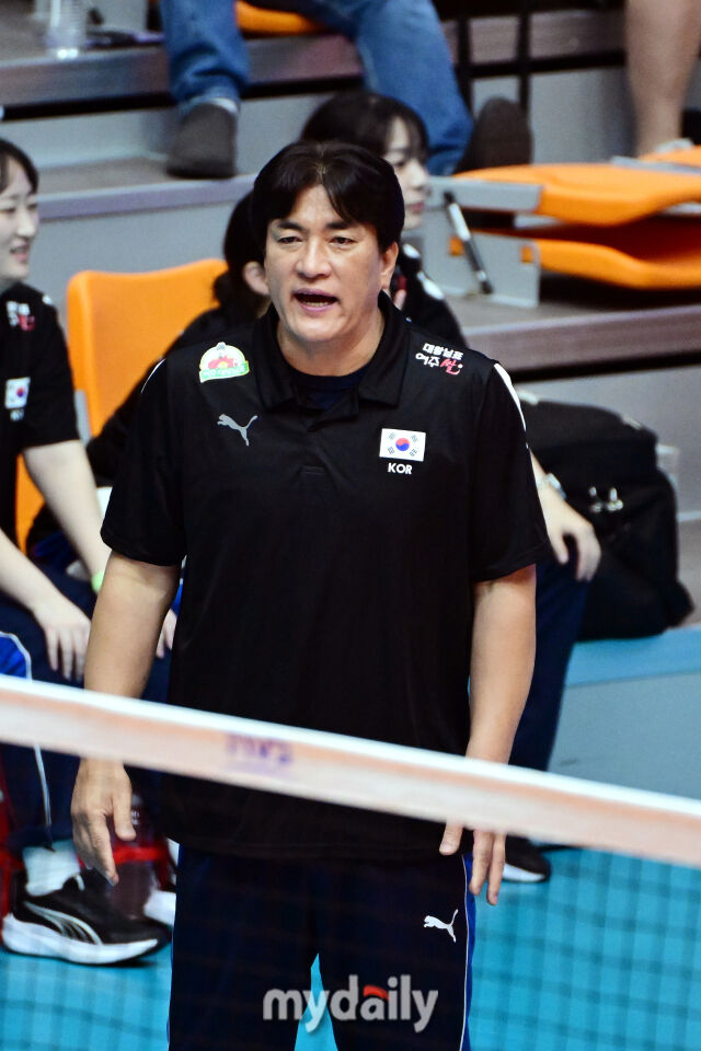 대한민국 여자배구 대표팀 차상현 감독이 26일 오후 충북 제천실내체육관에서 ‘대한민국 배구국가대표팀 평가전 2026 제천’ 인도네시아와 경기에서 작전 지시를 하고 있다./마이데일리