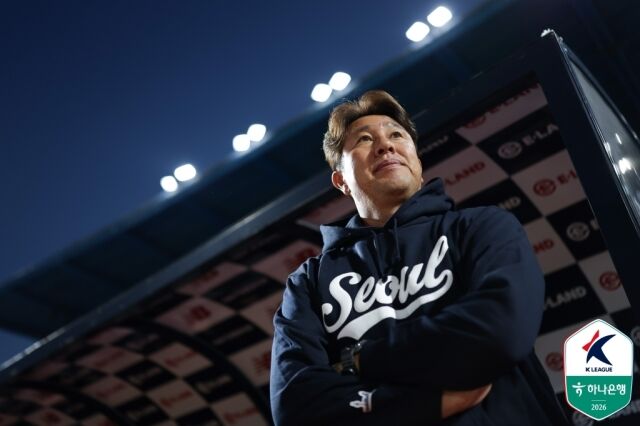 김도균 서울 이랜드 감독이 19일 오후 7시 목동종합운동장에서 펼쳐진 대구FC와의 ‘하나은행 K리그2 2026’ 26라운드를 지켜보고 있다./한국프로축구연맹 제고