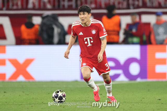 김민재가 2025-26시즌 유럽축구연맹(UEFA) 챔피언스리그(UCL) 경기에서 드리블을 하고 있다./게티이미지코리아