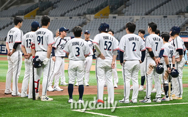 2026년 9월 17일 오후 서울 고척스카이돔에서 열린 '2026 아이치 나고야 아시안게임' 야구대표팀 평가전, 대한민국과 상무의 경기. 야구대표팀이 경기 후 류지현 감독의 이야기를 듣고 있다./마이데일리